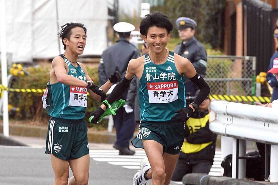 9区を力走した青学大・田中悠登（右）【写真：産経新聞社】