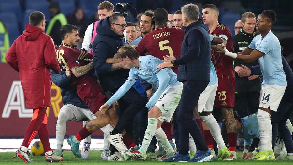 ローマダービーで乱闘騒ぎ(C)Getty Images