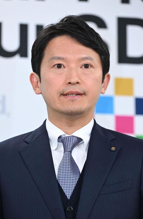 定例会見に臨む斎藤元彦兵庫県知事＝８日午後、神戸市中央区、兵庫県庁