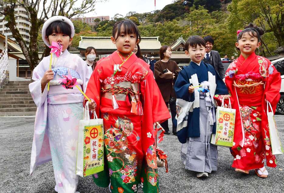 七草祝いで神社に参拝した晴れ着姿の子どもたち＝７日午前、鹿児島市の照国神社