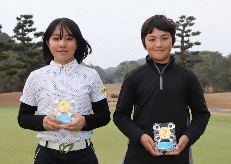 九州小学生ゴルフでともに大会初優勝した（左から）女子の田場、男子のトンプソン