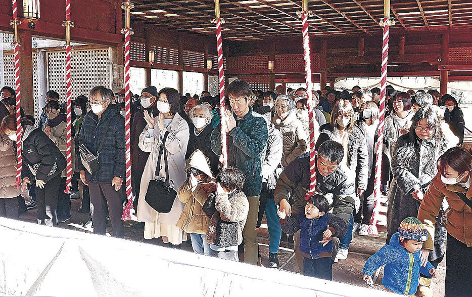 神前で手を合わせる参拝者＝１日、富山市の富山県護国神社