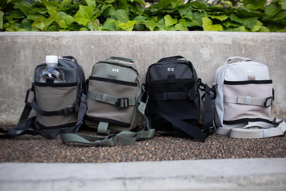 CIE（シー）の「GRID3 BOTTLE MINI SHOULDER BAG」（9900円）。サイズ：W13×H18.5×D6cm