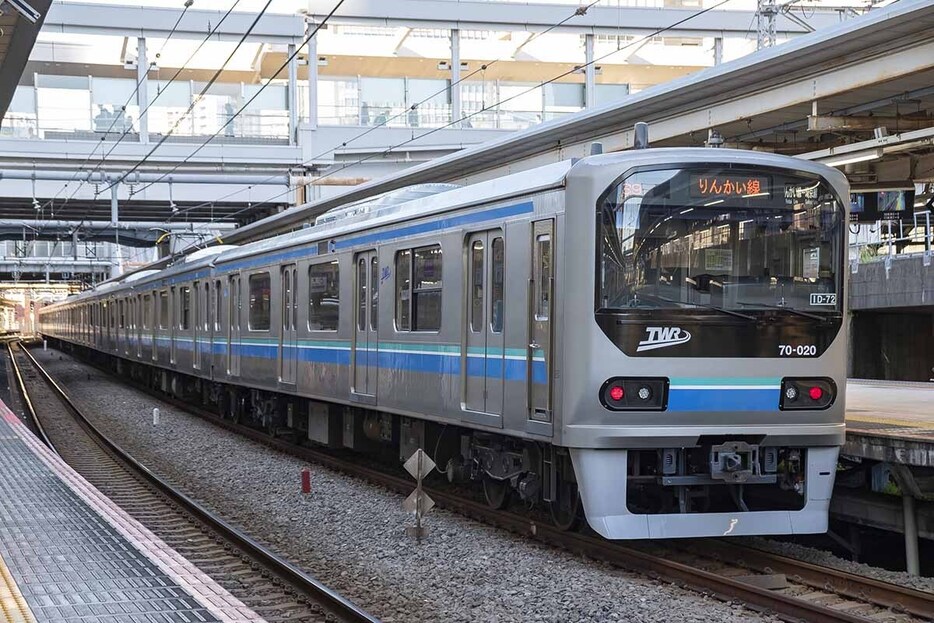 大崎駅に停車する70-000形（和田 稔撮影）。