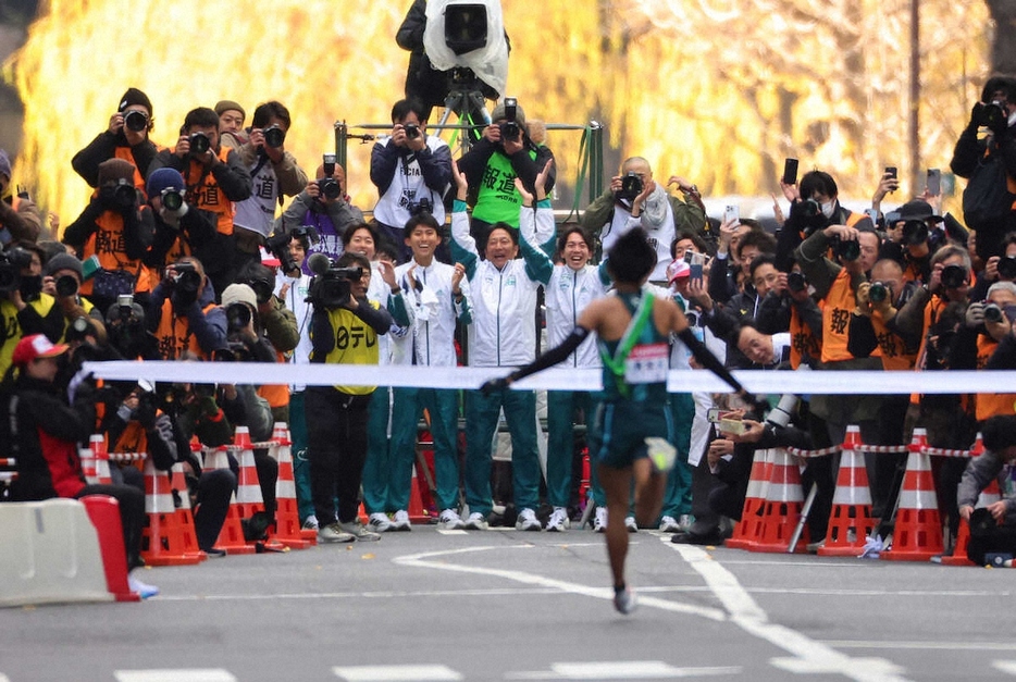 ＜箱根駅伝・復路ゴール＞笑顔で小河原を迎える原監督ら青学大の選手ら（撮影・白鳥　佳樹）