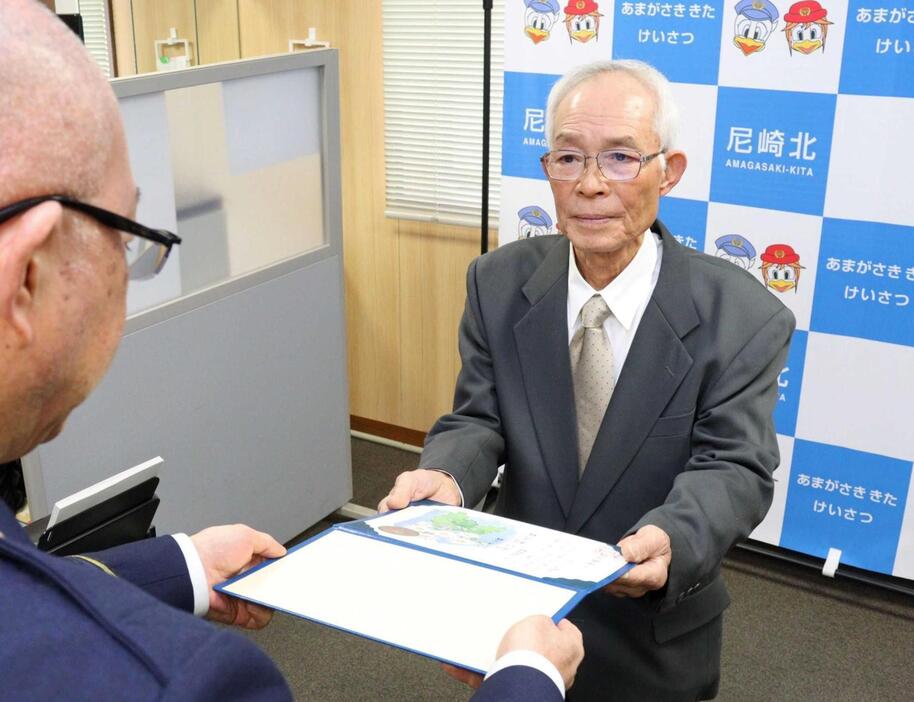 県の善行賞「のじぎく賞」を受け取る銅口利之さん＝尼崎市南塚口町２