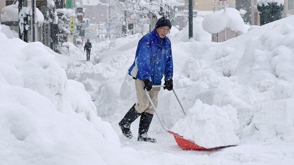 大雪の青森市内で除雪作業をする市民＝2024年1月4日（時事）