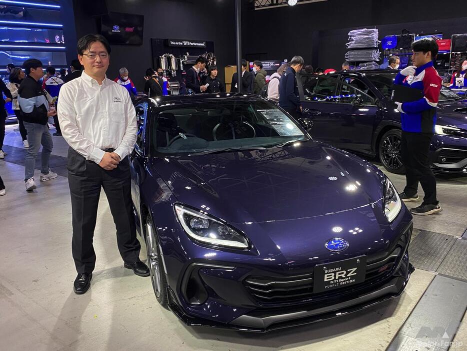 小林正明・商品事業本部プロジェクトゼネラルマネージャーと「BRZ STI Sport PURPLE EDITION」。