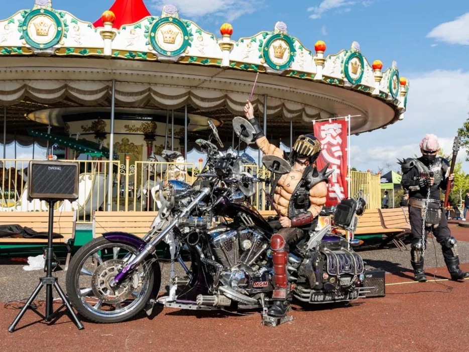 伝家の宝刀バイクドラムを披露する茨ジャギ！ 会場は非常に盛り上がりを見せた