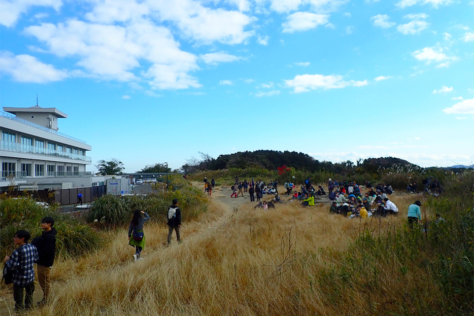 多くのハイカーで賑わう太平山の広場