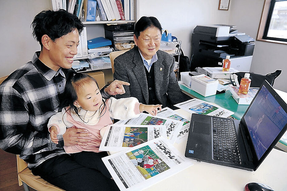 自身のプレーを確認する松山さん（左）と東会長＝能美市内