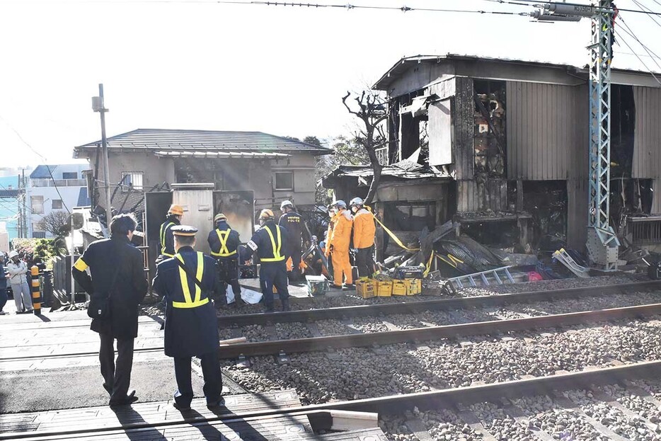 京急線沿線で起きた火災の現場＝４日午前９時３５分ごろ、横浜市南区