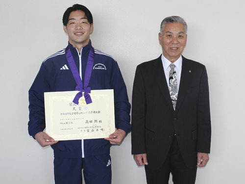 【大畑町長（右）に優勝を報告した高田さん＝御浜町阿田和の中央公民館で】