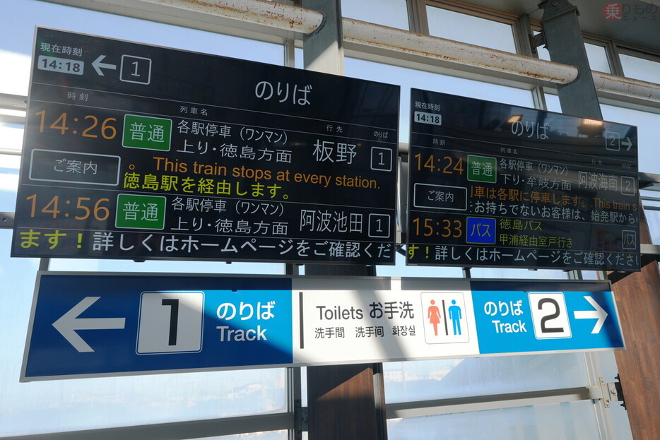 阿南駅では徳島バスの案内表示が列車と並ぶ（安藤昌季撮影）。