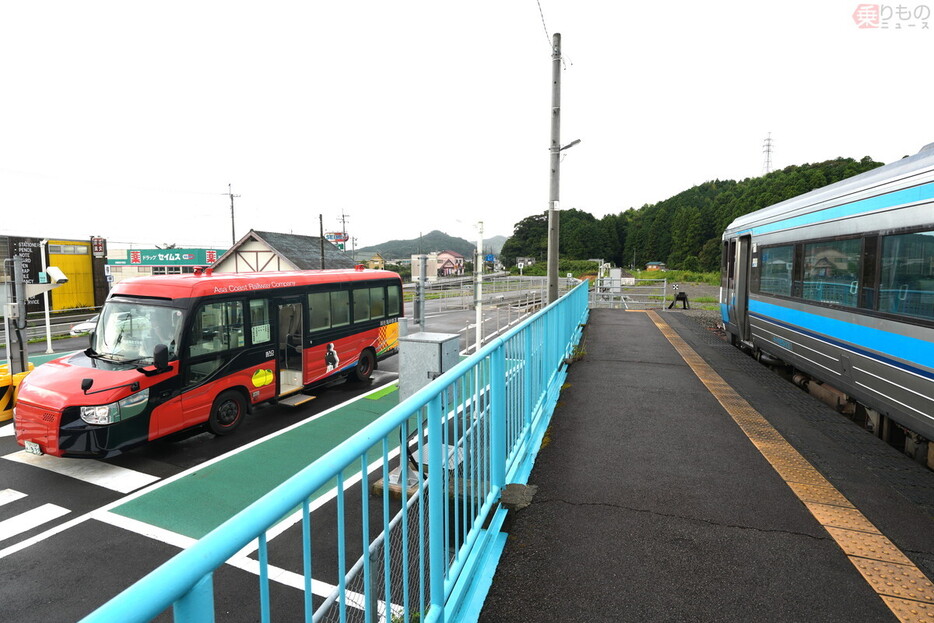 阿波海南駅。左には阿佐海岸鉄道のDMVの姿も（安藤昌季撮影）。