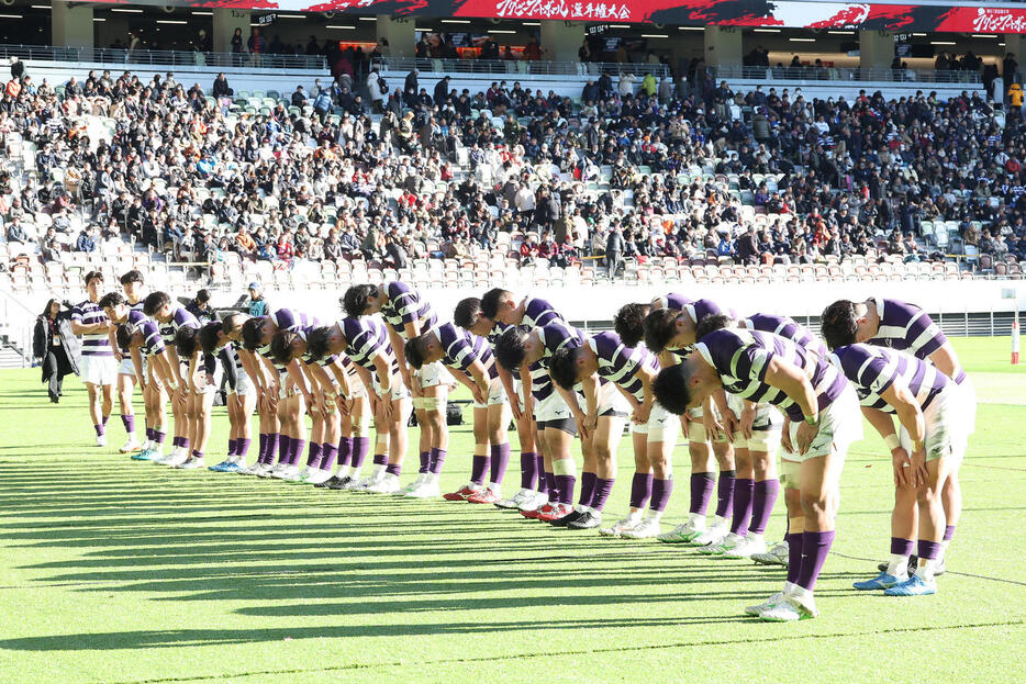 明大対帝京大　後半追い上げるも及ばず涙を飲みスタンドに一礼する明大選手たち（撮影・中島郁夫）