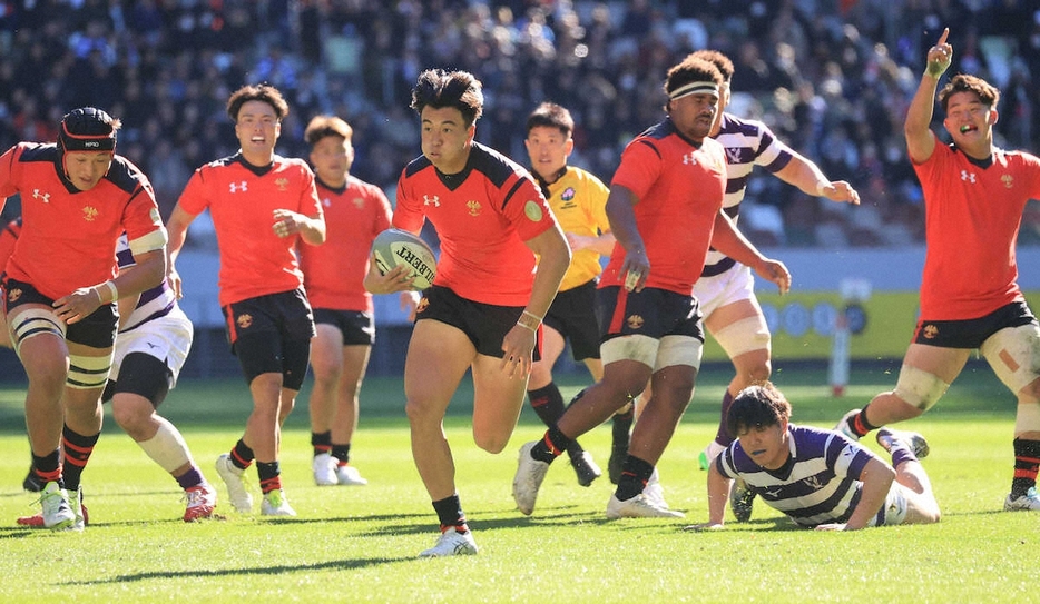 ＜明大・帝京大＞前半、本橋尭が抜け出してトライ（撮影・篠原岳夫）