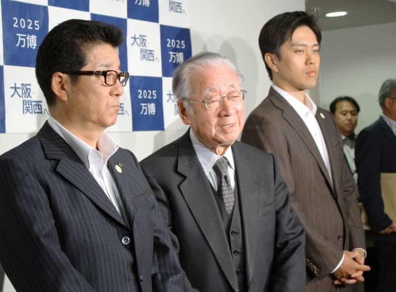 堺屋太一内閣官房参与（中央）。左は松井一郎大阪府知事、右は吉村洋文大阪市長（肩書はいずれも２０１７年当時）