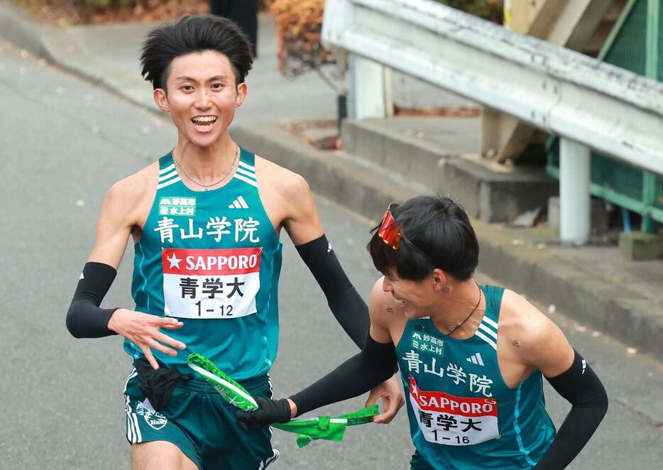 10区の青学大・小河原陽琉（右）にたすきをつなぐ9区の田中悠登＝横浜市鶴見区（長尾みなみ撮影）