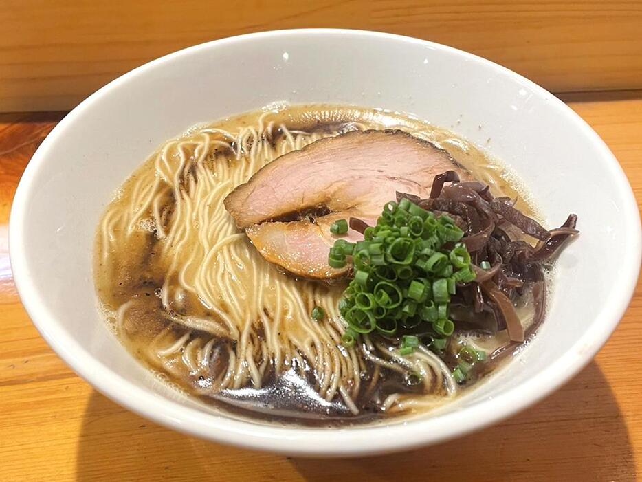 熊本出身の店主一押しの「熊本ラーメン」（930円）