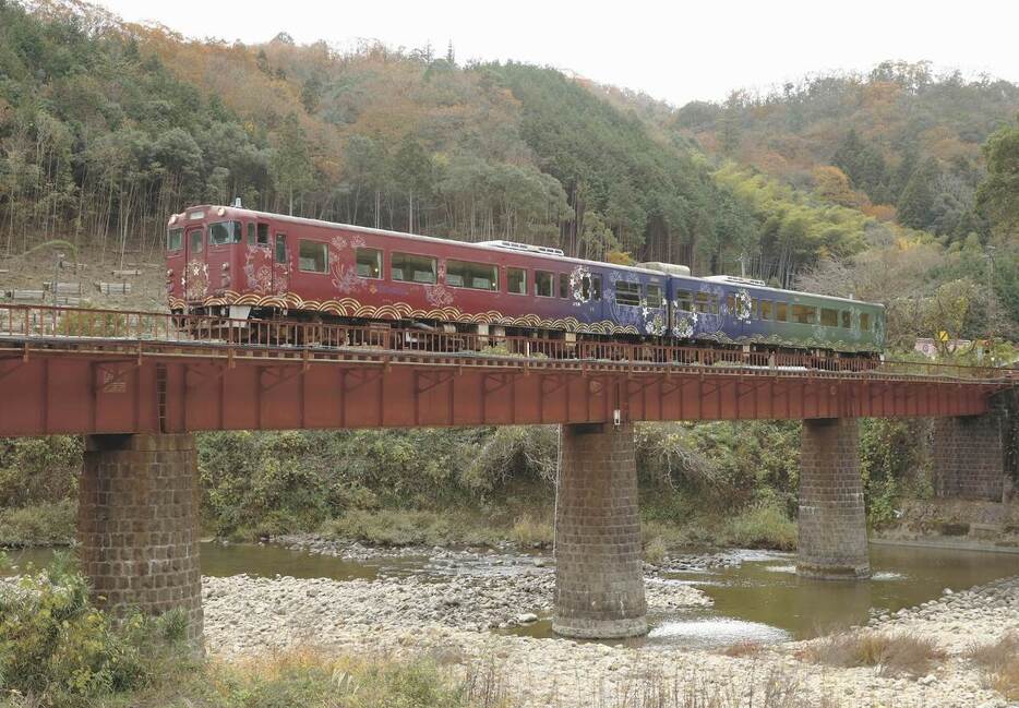 山口線を走行する山陰観光列車「○○のはなし」。11日から再び山口線で運行される＝2023年11月、山口市の長門峡駅付近で撮影