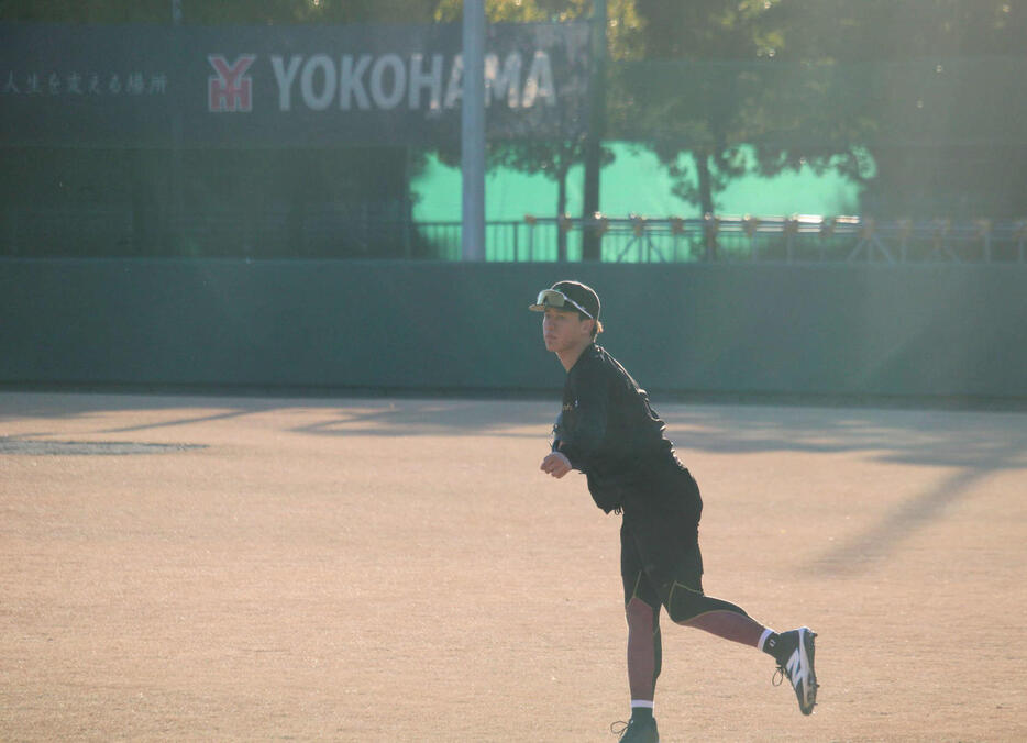 母校横浜で自主トレに励む西武杉山（撮影・金子真仁）