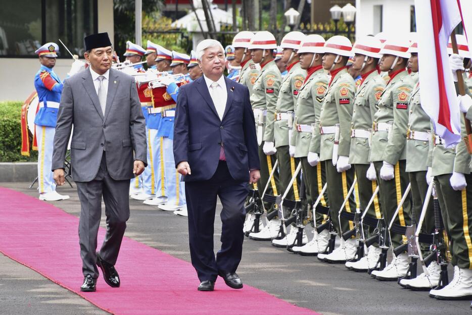 儀仗隊による栄誉礼を受ける中谷防衛相。左はインドネシアのシャフリ国防相＝7日、ジャカルタ（共同）