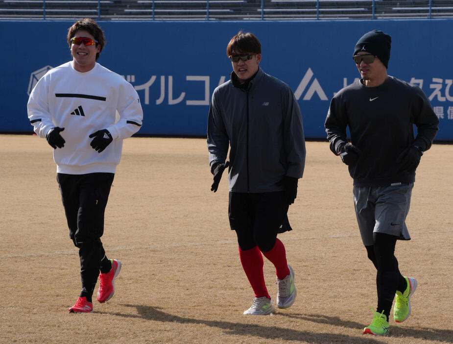 ランニングをする左からヤクルト山田、広島小園、阪神坂本（撮影・上田悠太）