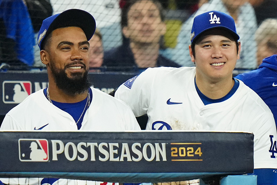 ドジャースの大谷翔平（右）とテオスカー・ヘルナンデス【写真：Getty Images】