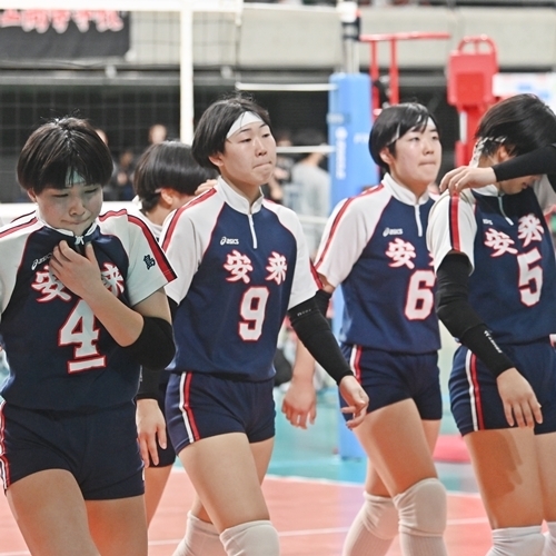 【女子準々決勝・安来－金蘭会】金蘭会に敗れ、悔しさをにじませる安来の選手たち＝東京体育館