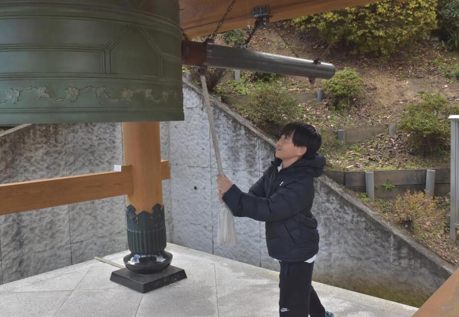 新年への願いを込めて鐘を突く参拝者=常陸太田市上宮河内町