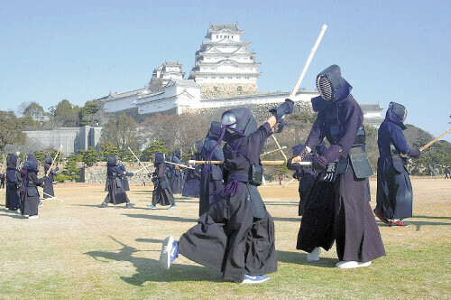 三の丸広場で竹刀を振る参加者（姫路市で）