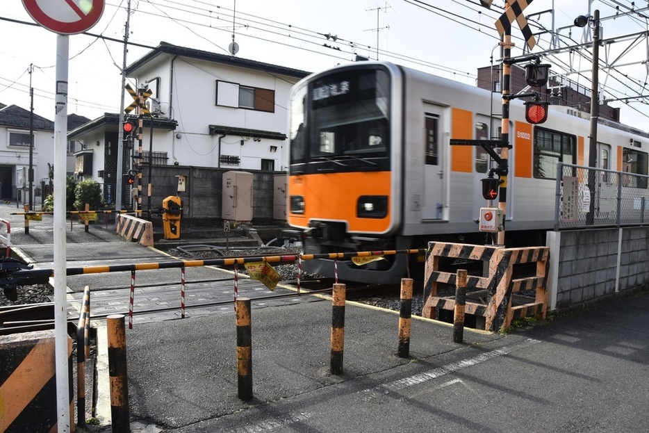 男性が電車と衝突した踏切＝2023年12月28日、東京都板橋区