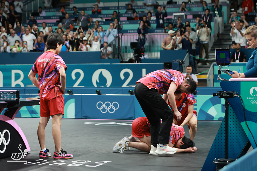 パリ五輪 泣き崩れる張本智和 PHOTO：ITTF