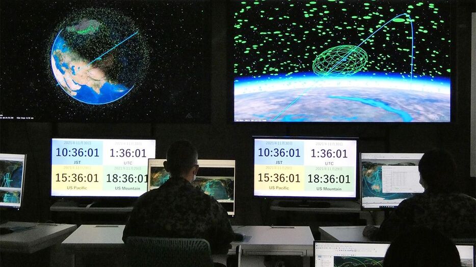 航空自衛隊の宇宙作戦隊が公開した、衛星状況監視訓練を想定したデモンストレーション＝2021年11月30日、東京都府中市の空自府中基地（時事）