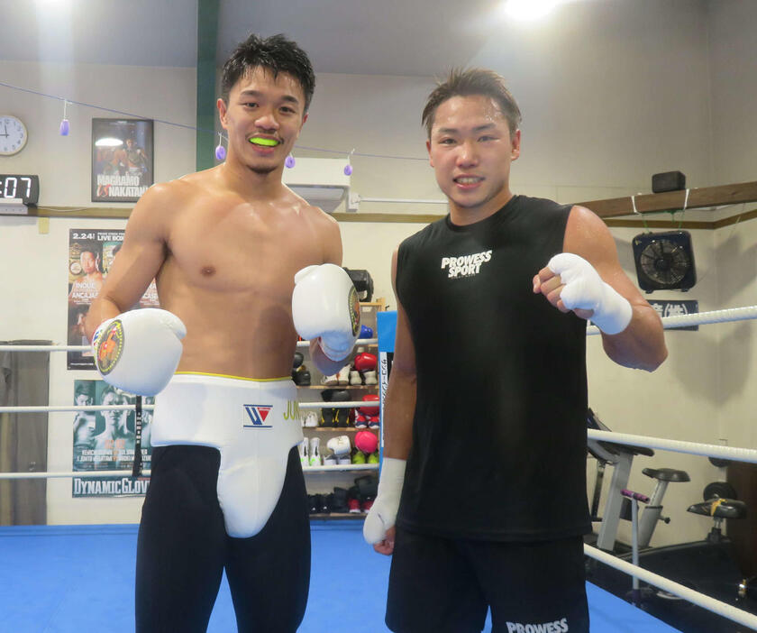 日本スーパーバンタム級1位石井渡士也（右）とスパーリングしたWBC世界バンタム級王者中谷潤人