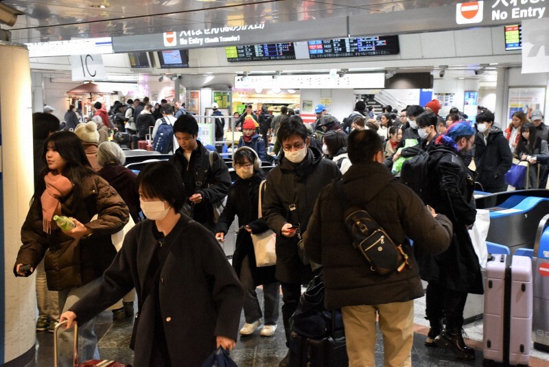 古里などから戻る人たちで混み合ったJR東京駅＝東京都千代田区で2025年1月3日午後1時17分、田中綾乃撮影