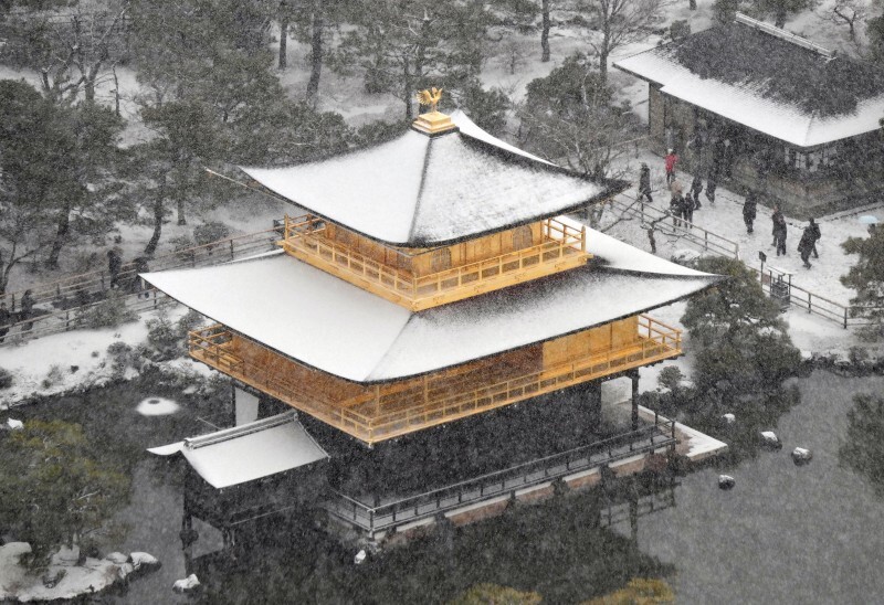 雪化粧した金閣寺＝京都市北区で2025年1月10日午前9時27分、本社ヘリから北村隆夫撮影