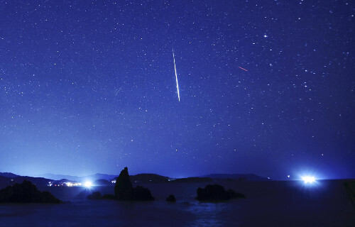 しぶんぎ座流星群がピークを迎え、夜空に輝く流れ星（４日午前４時４２分、宮城県気仙沼市で）＝永井秀典撮影