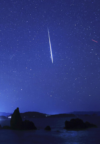 しぶんぎ座流星群がピークを迎え、輝く流れ星（４日午前４時４２分、宮城県気仙沼市で）＝永井秀典撮影