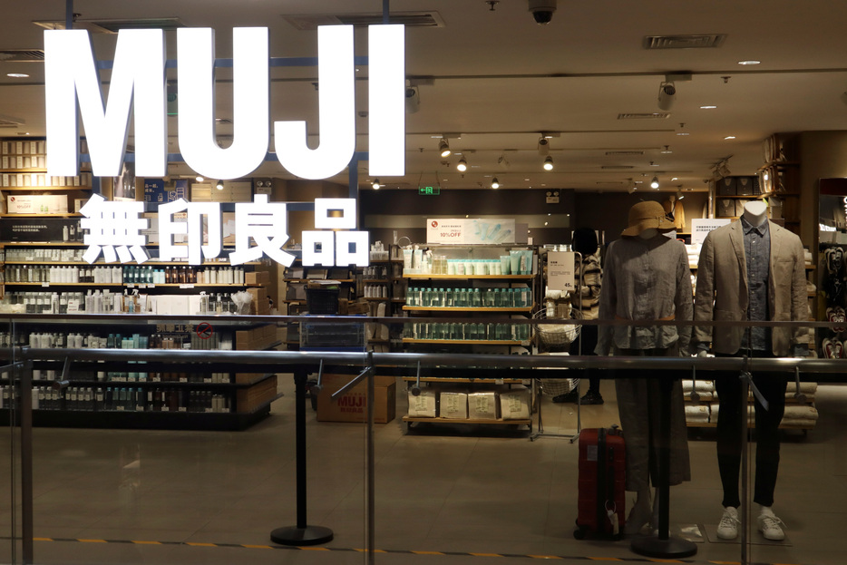 　１月１０日、良品計画は、２０２５年８月期の連結営業利益予想を５５０億円から６４０億円（前年比１４．０％増）へ上方修正した。写真は２０２１年３月、北京にある無印良品の店舗で撮影（２０２５年　ロイター/Florence Lo）