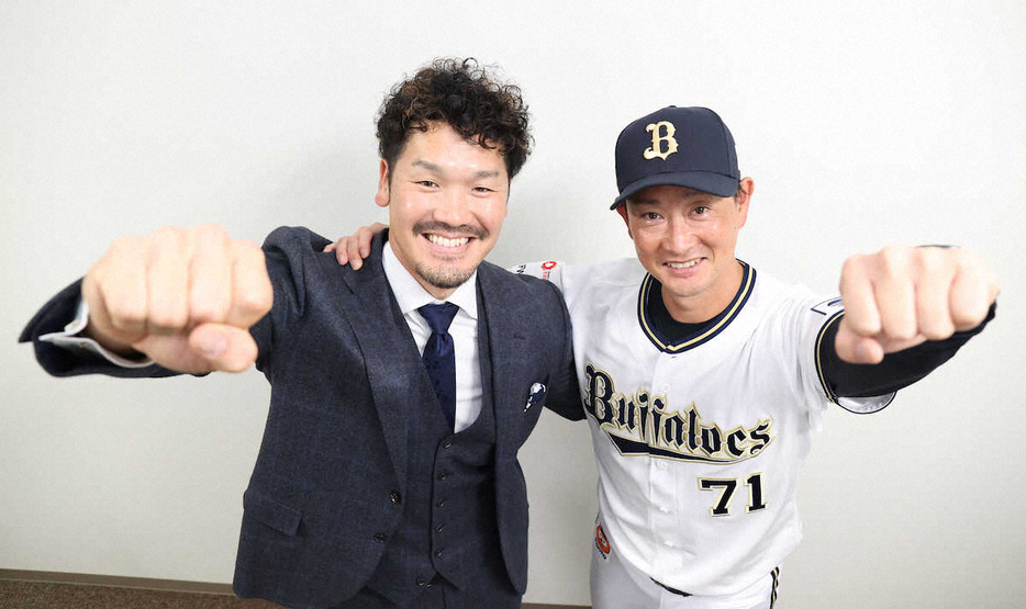 ＜オリックス・岸田監督×T－岡田氏対談＞力強くポーズを決める岸田監督（右）とTー岡田氏（撮影・須田　麻祐子）