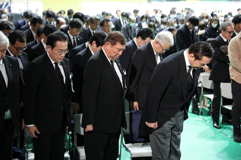 能登半島地震と豪雨の追悼式で、地震発生時刻に合わせて黙とうする（手前左から）岸田前首相、石破首相、馳浩石川県知事ら＝1日午後4時10分、石川県輪島市（代表撮影）