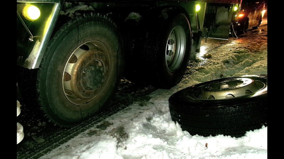 外れたタイヤは後続車両に衝突（6日夜・北海道本別町 国道274号線）画像提供:北海道警