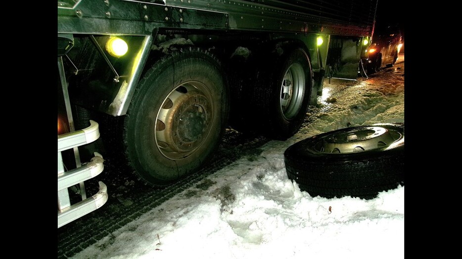 走行中の大型トラックから脱落した左後ろのタイヤ（6日夜・北海道本別町 国道274号線）画像提供:北海道警