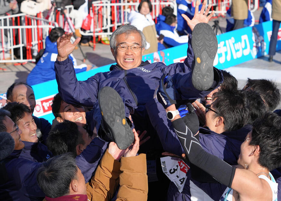 優勝し胴上げされる旭化成の宗総監督（撮影・足立雅史）