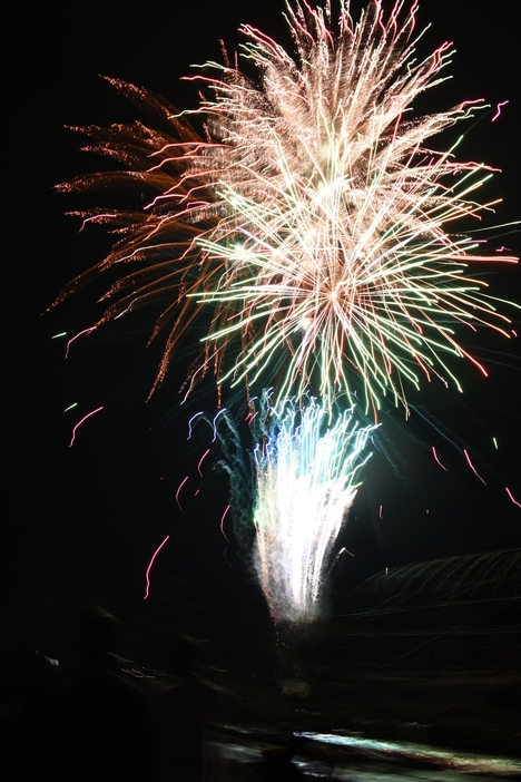 夜空を彩った笠松の打ち上げ花火=岡山県津山市で