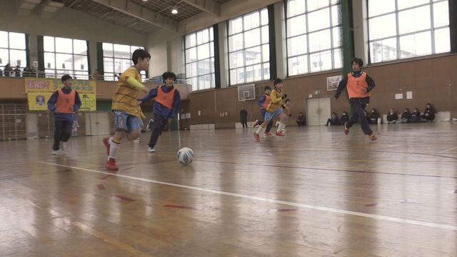 幅広い年代の人たちがプレー＝3日午前10時過ぎ、福井市の円山小学校