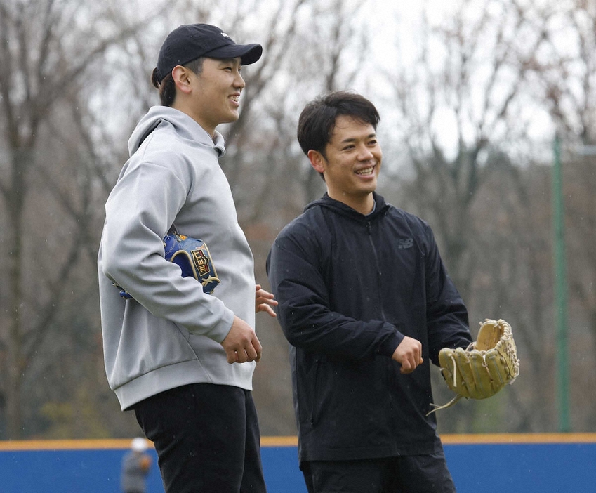 合同練習を行うロッテ・石川柊（左）とヤクルト・小川（撮影・五島　佑一郎）