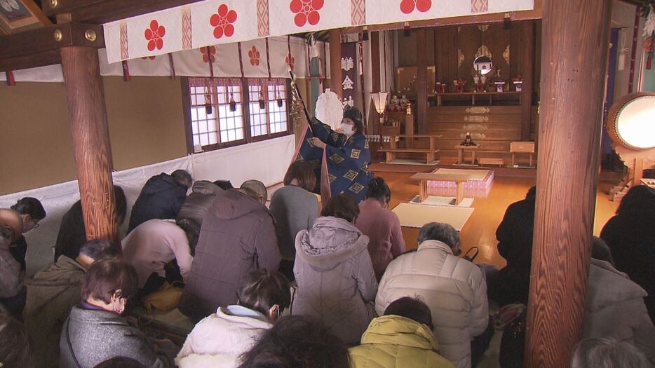 子や孫の合格を祈願する参加者ら 名古屋市北区の山田天満宮